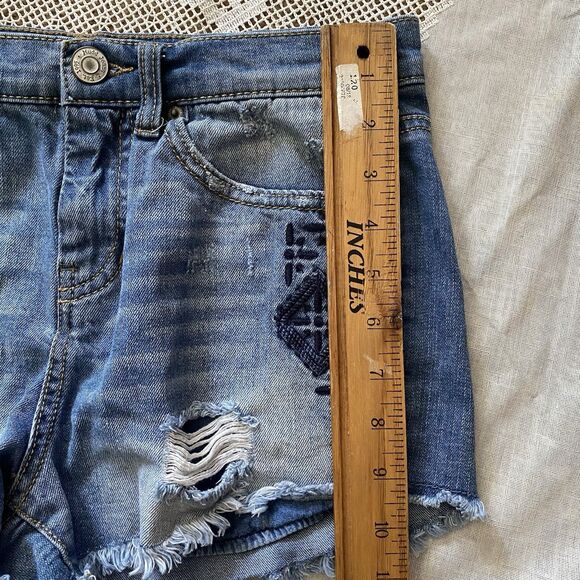 Mudd Shorts Size 11 Distressed Embroidered Raw Hem Denim Stretch Cheeky Y2K - Picture 6 of 7